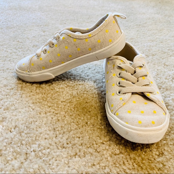 SOLD 💛 Toddler Sneakers - Picture 3 of 7